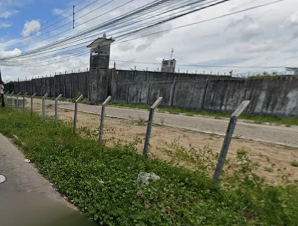 Dentista é presa suspeita de levar celular e drogas para detentos em presídio da capital
