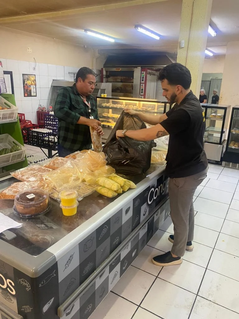 Fiscalização apreende carnes sem procedência e alimentos vencidos em padaria