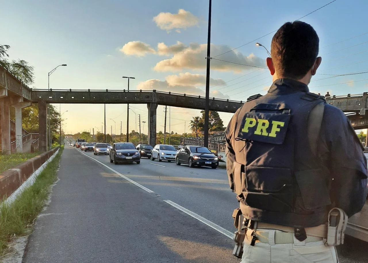 PRF apreende 37 kg de drogas e registra zero mortes no feriadão