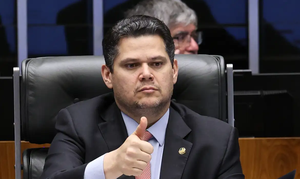 Alcolumbre sugere “melhorar” jornada 6×1 no Congresso