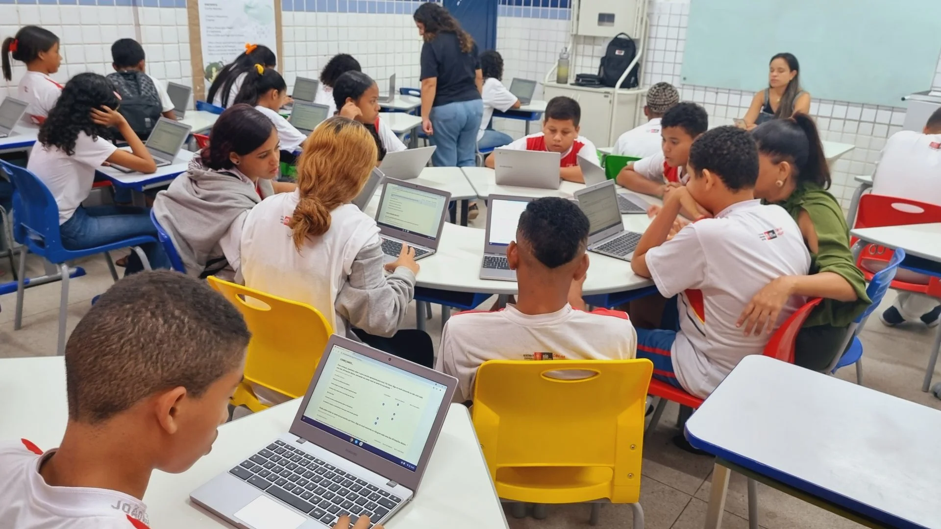 Brasil reduz reprovação, abandono e atraso escolar no ensino médio