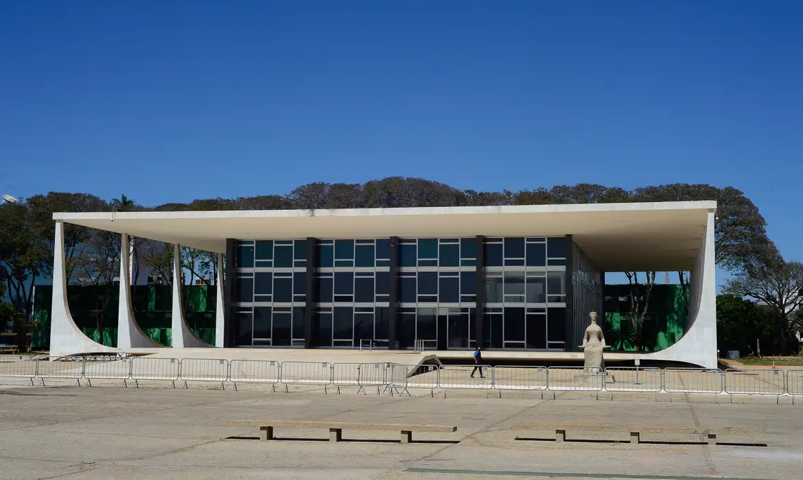 STF muda decisão e reduz pena de condenada por 8 de janeiro