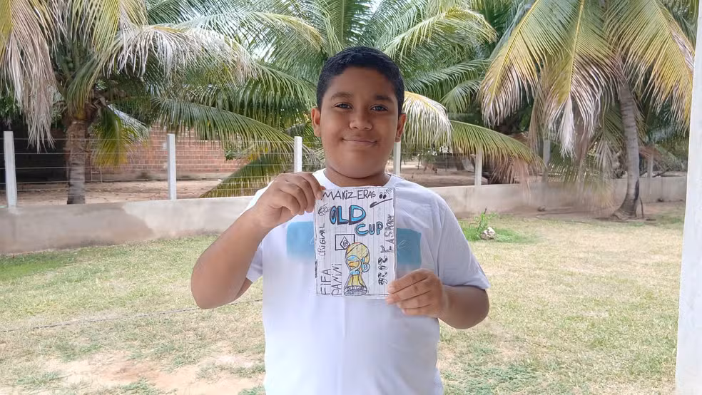 Garoto de 11 anos viraliza com álbum da Copa desenhado