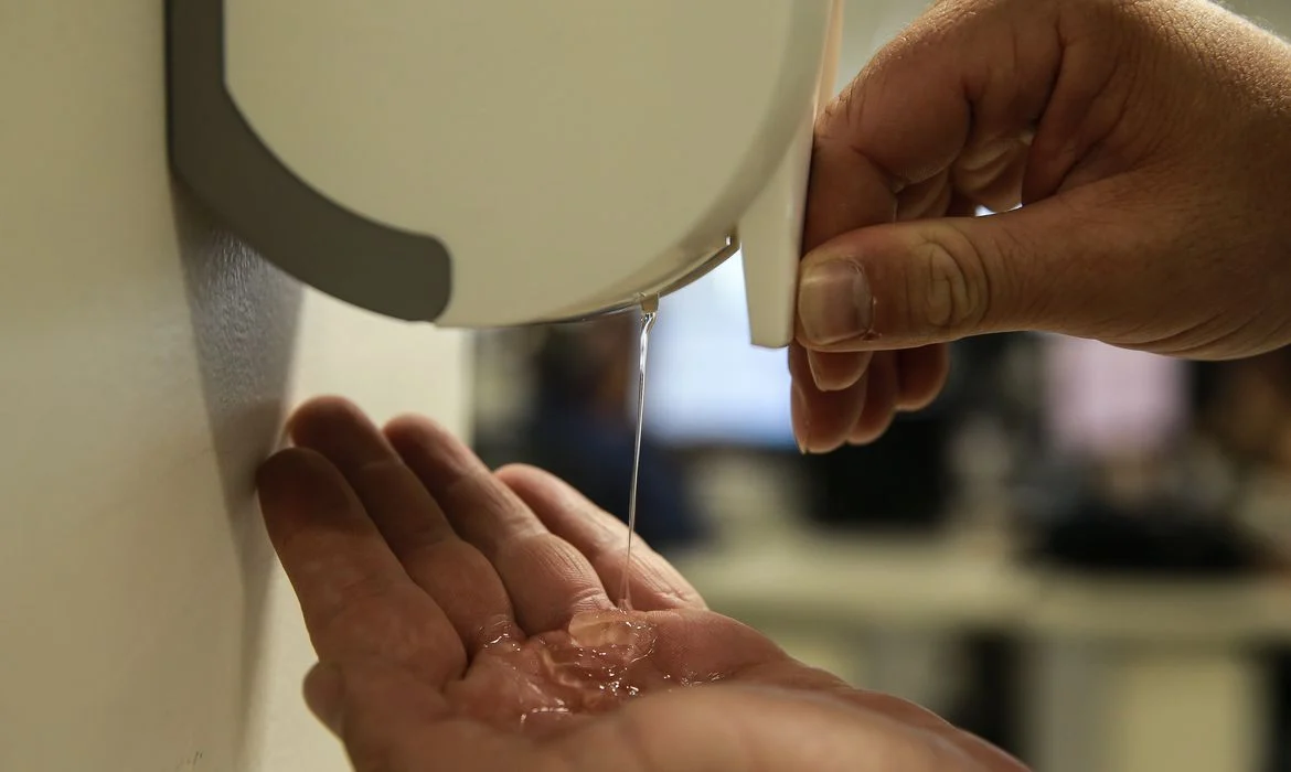 Projeto torna obrigatório álcool em gel em locais públicos