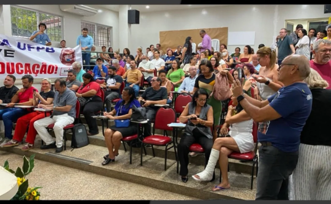 A imagem atual não possui texto alternativo. O nome do arquivo é: servidores-da-ufpb-aprovaram-o-fim-da-greve