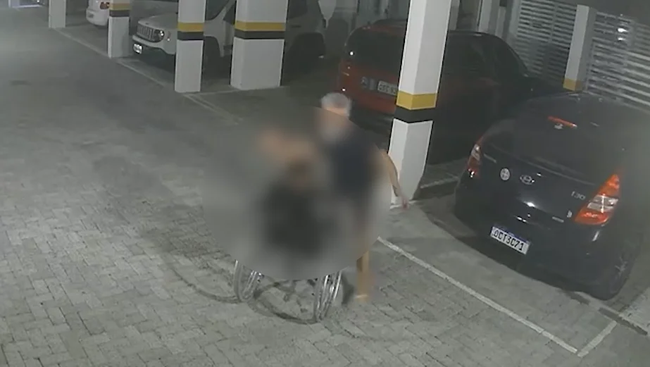 Vídeo mostra pai agredindo filho cadeirante em João Pessoa