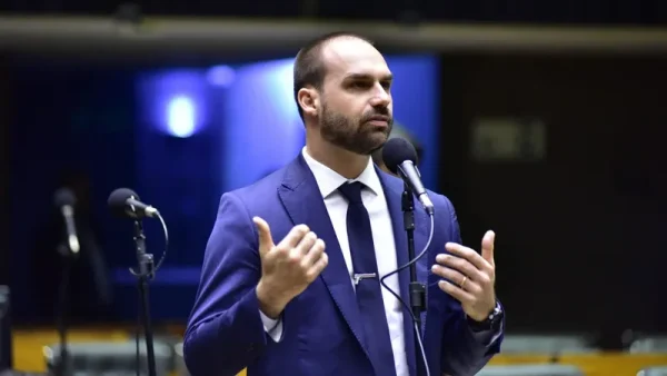 EUA concedem green card a Eduardo Bolsonaro após condenação