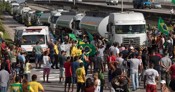 Caminhoneiros fazem protestos por reajuste do frete