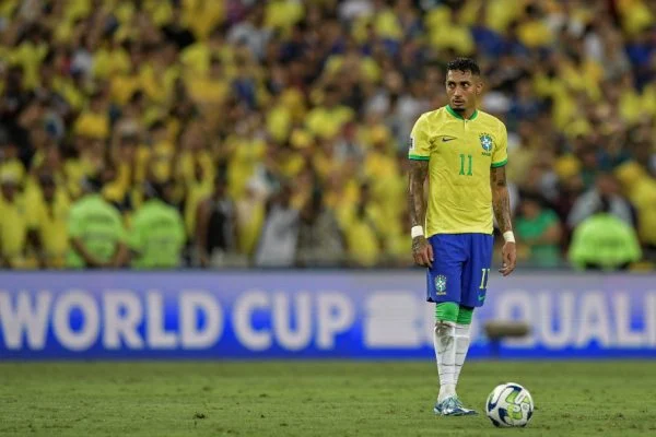 Barcelona prepara plano para Raphinha após lesão