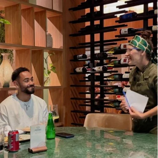 Matheus Cunha visita restaurante durante passagem por João Pessoa