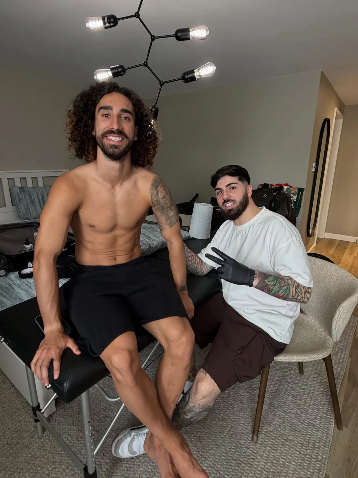 Cucurella cumpre promessa e tatua rosto de técnico