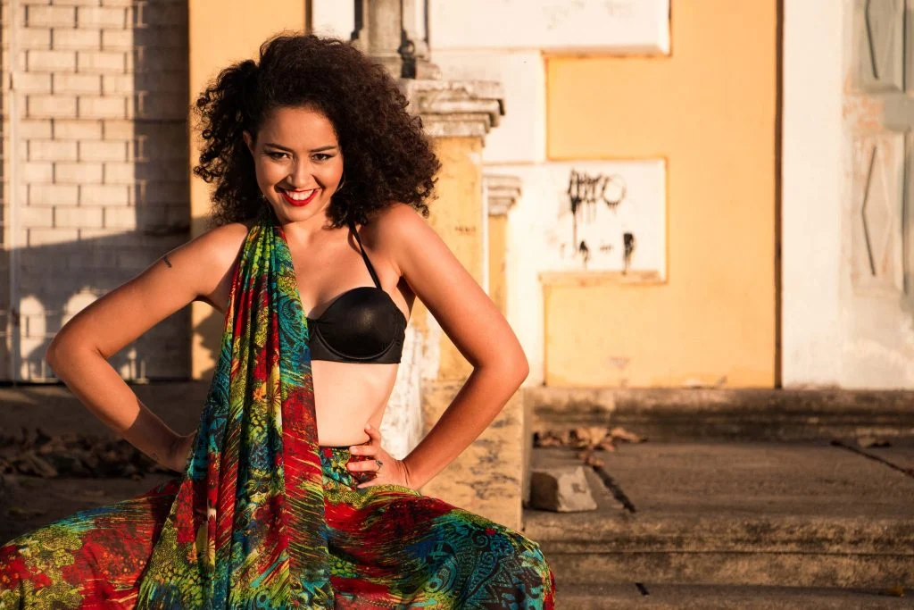 Polyana Resende leva a magia do samba para o Sabadinho Bom
