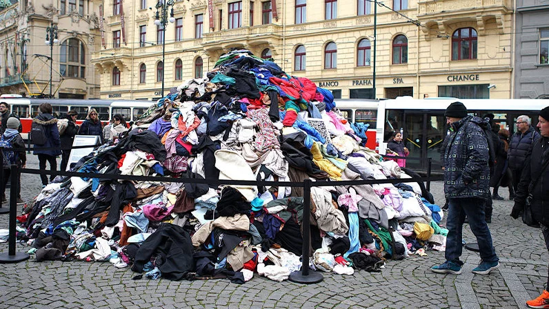 União Europeia proíbe destruição de roupas não vendidas e sinaliza mudança que pode chegar ao Brasil