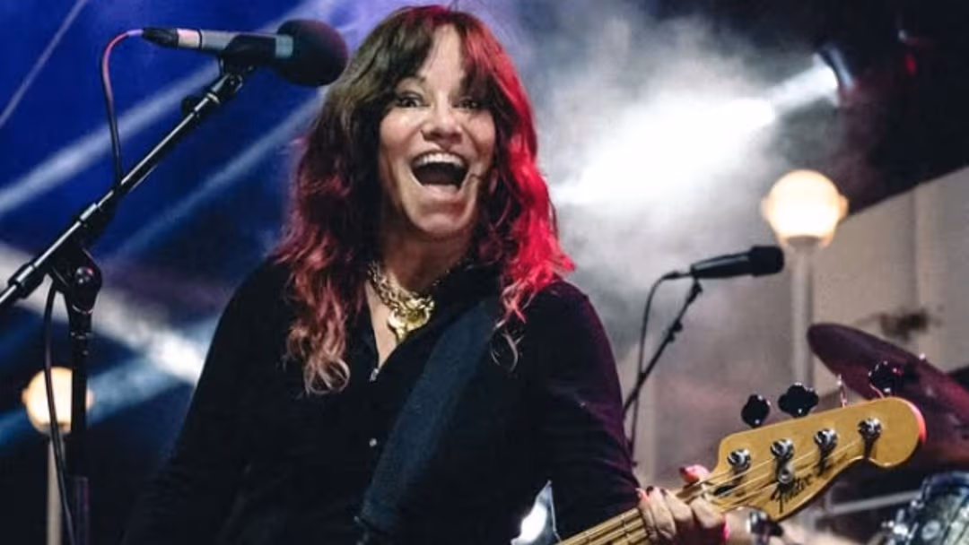 Jennifer Finch, baixista do L7, morre aos 59 anos