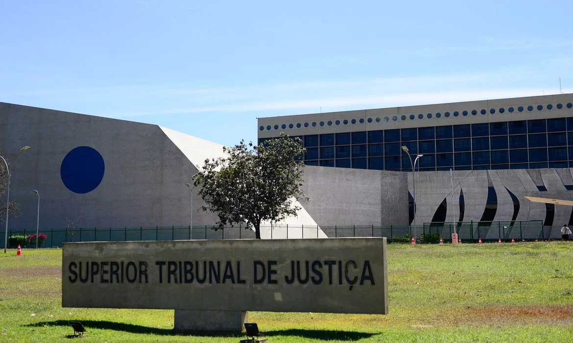 Locatário inadimplente não pode reter imóvel por benfeitorias, decide STJ