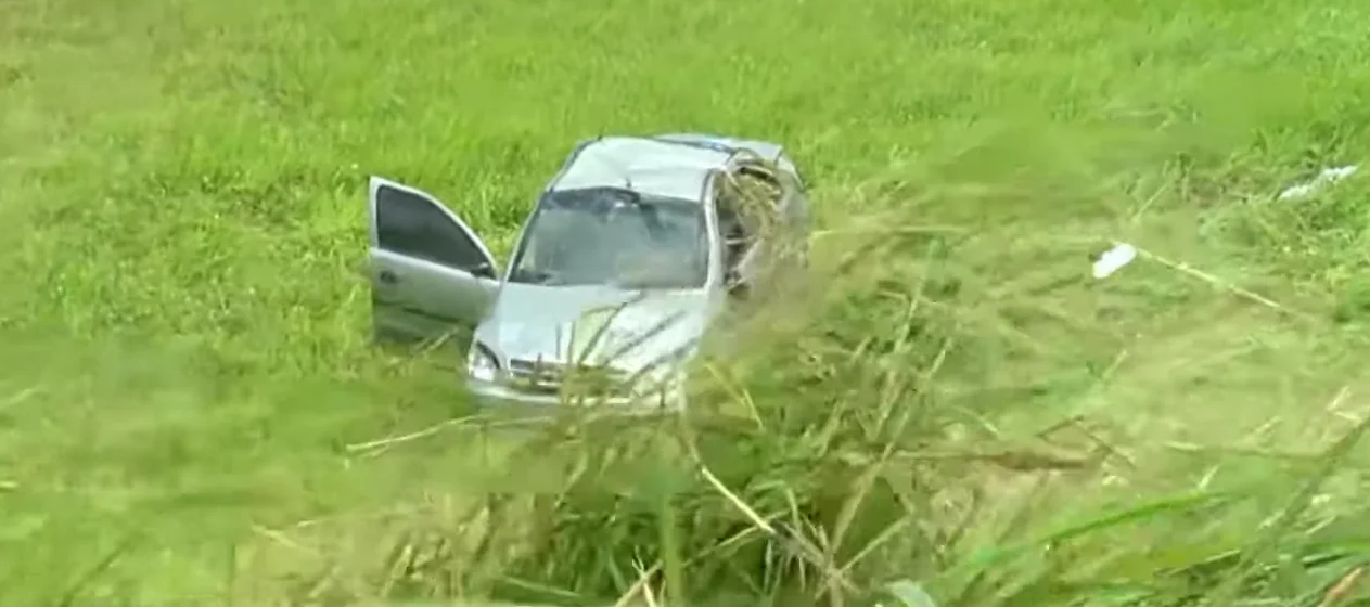 Veículo capota na BR-230, na grande João Pessoa