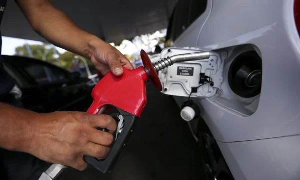 Petróleo dispara, mas governo mantém desconto na gasolina