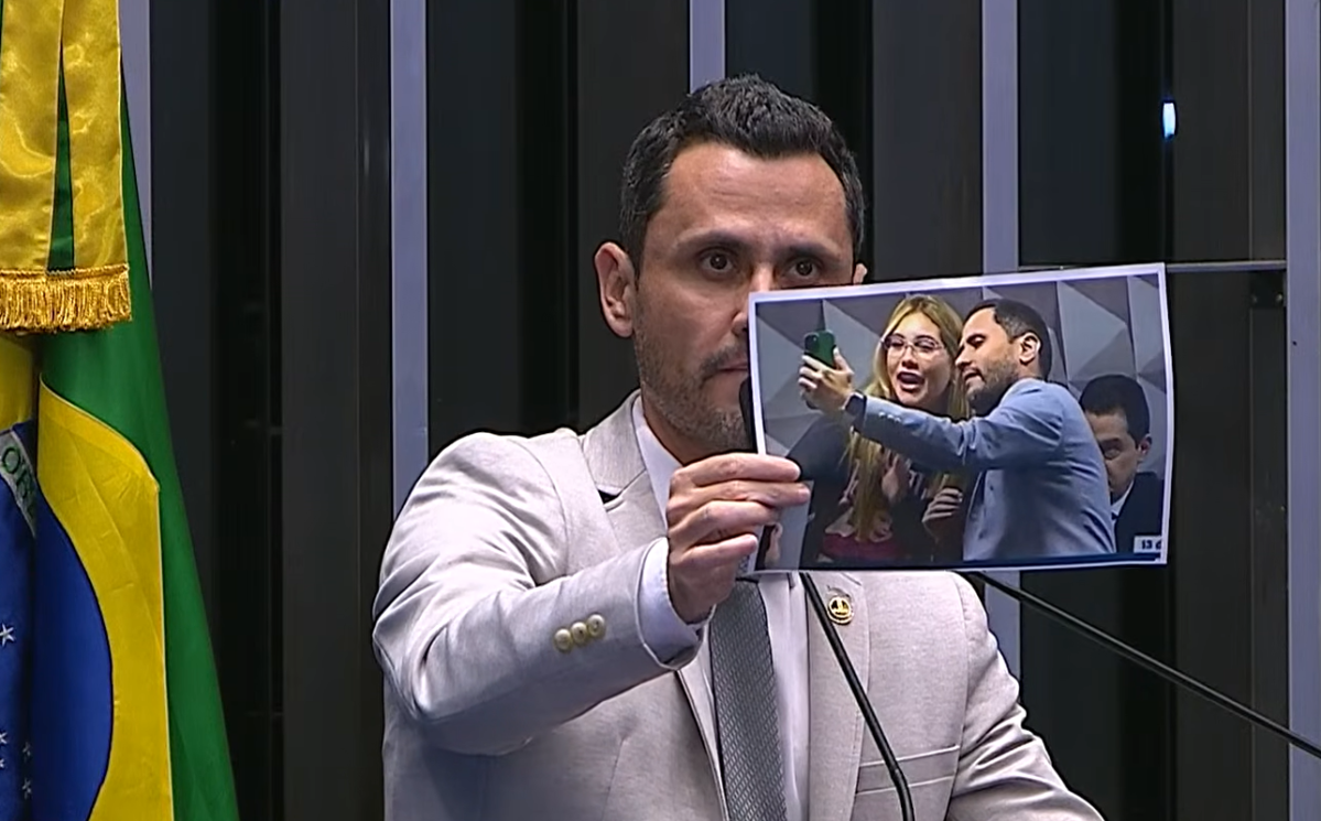 Cleitinho diz que ‘foi idiota’ ao posar com Virgínia na CPI