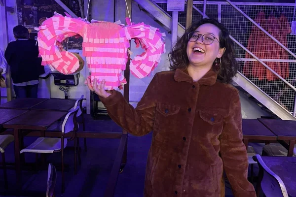 Mulher comemora retirada do útero com festa e viraliza
