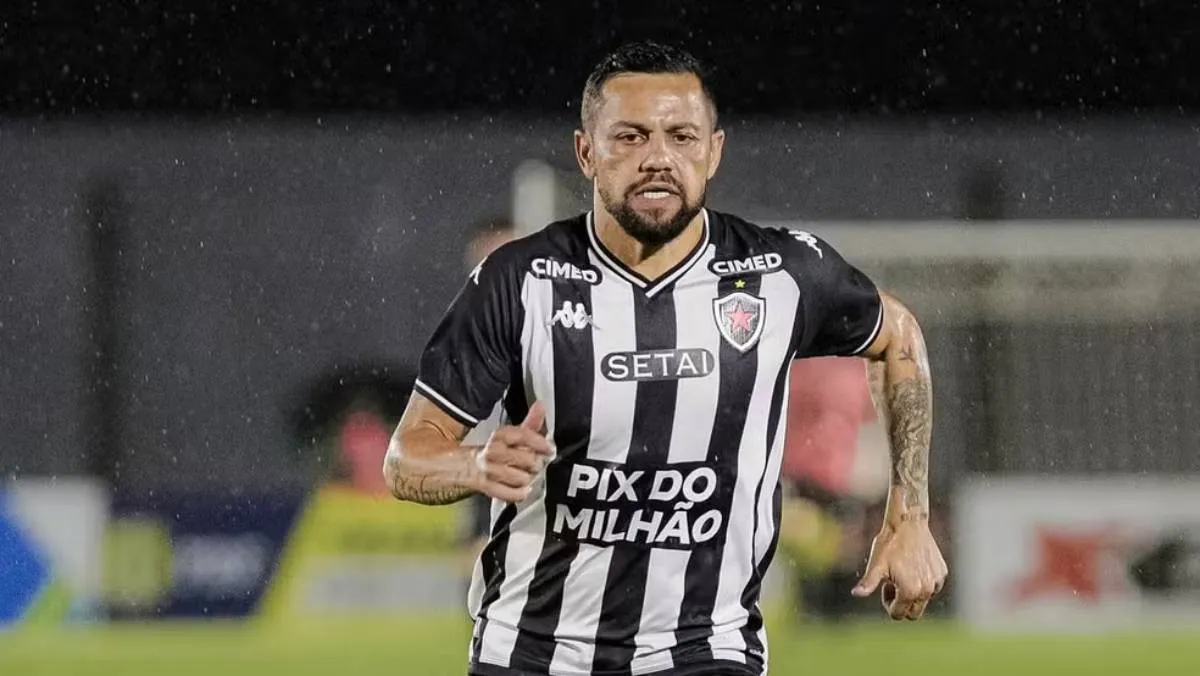 A imagem atual não possui texto alternativo. O nome do arquivo é: felipe-azevedo-atacante-do-botafogo-pb