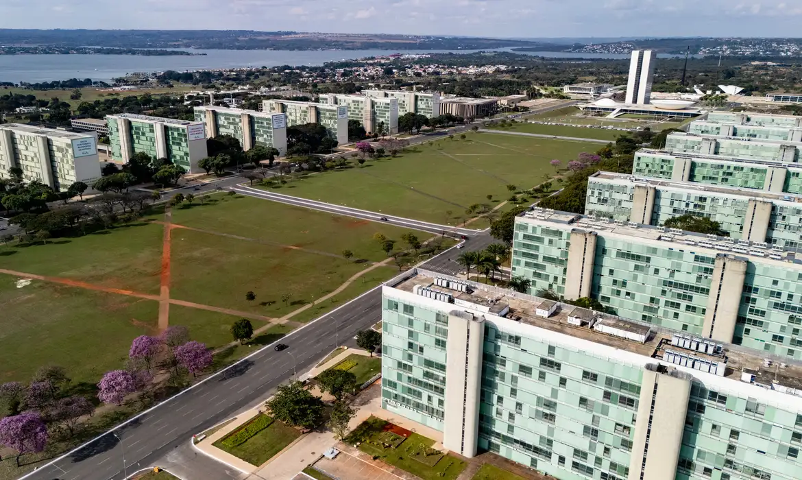 Governo nomeia 500 aprovados no CNU para carreiras transversais