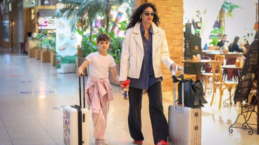 Débora Nascimento é vista com a filha, em aeroporto