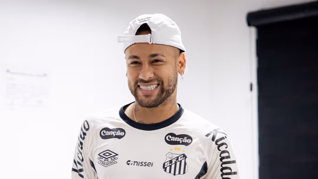 Neymar é homenageado pelo Santos com busto e estátua