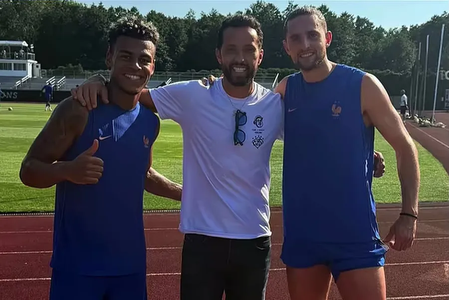 Nenê reencontra Mbappé e ex-companheiros