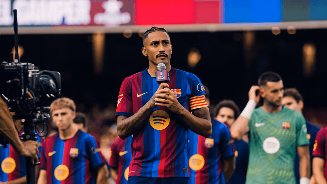 Raphinha é o primeiro brasileiro a assumir a braçadeira do Barcelona