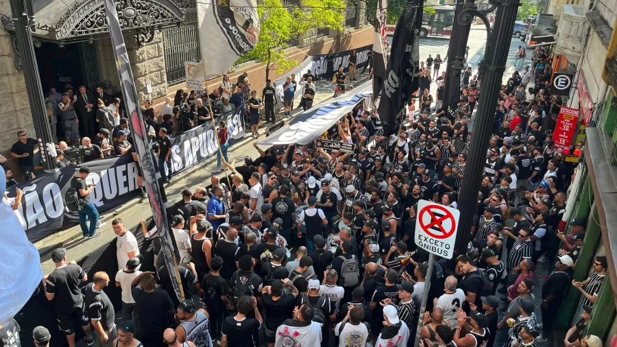 Torcida do Corinthians faz protesto e pede intervenção judicial