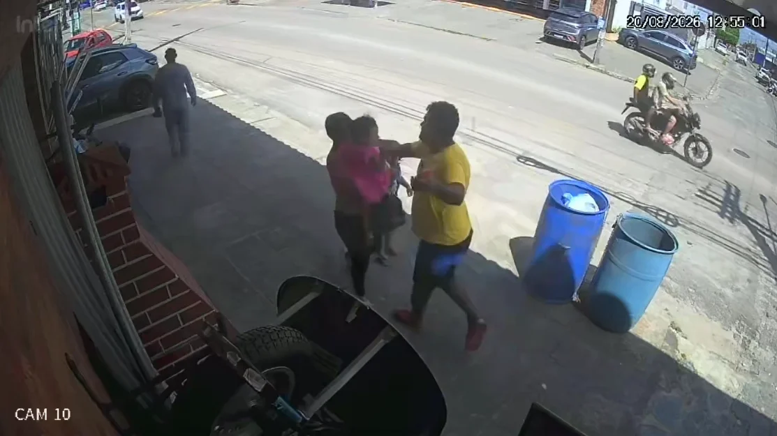 Câmeras flagram homem agredindo esposa e filho em João Pessoa
