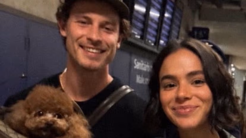 Bruna e Shawn Mendes esbanjam simpatia em aeroporto