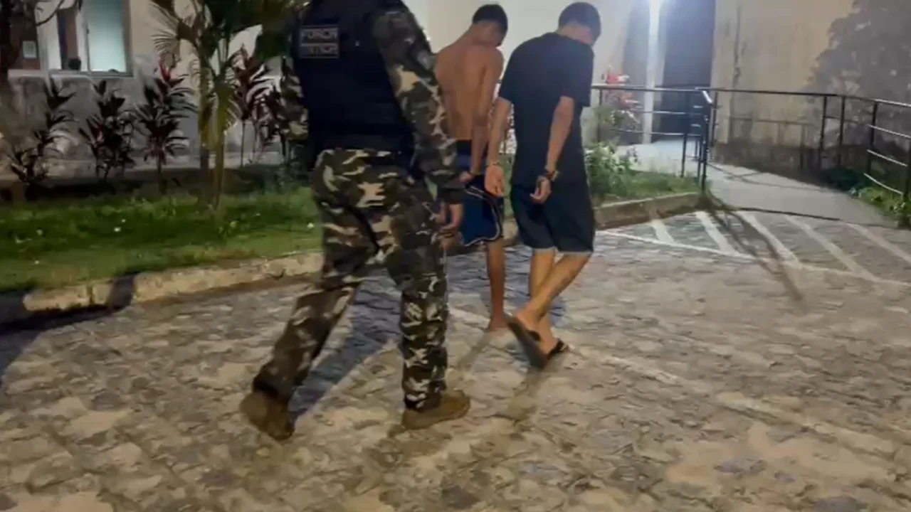 Dupla é presa suspeita de assaltar farmácia no José Américo