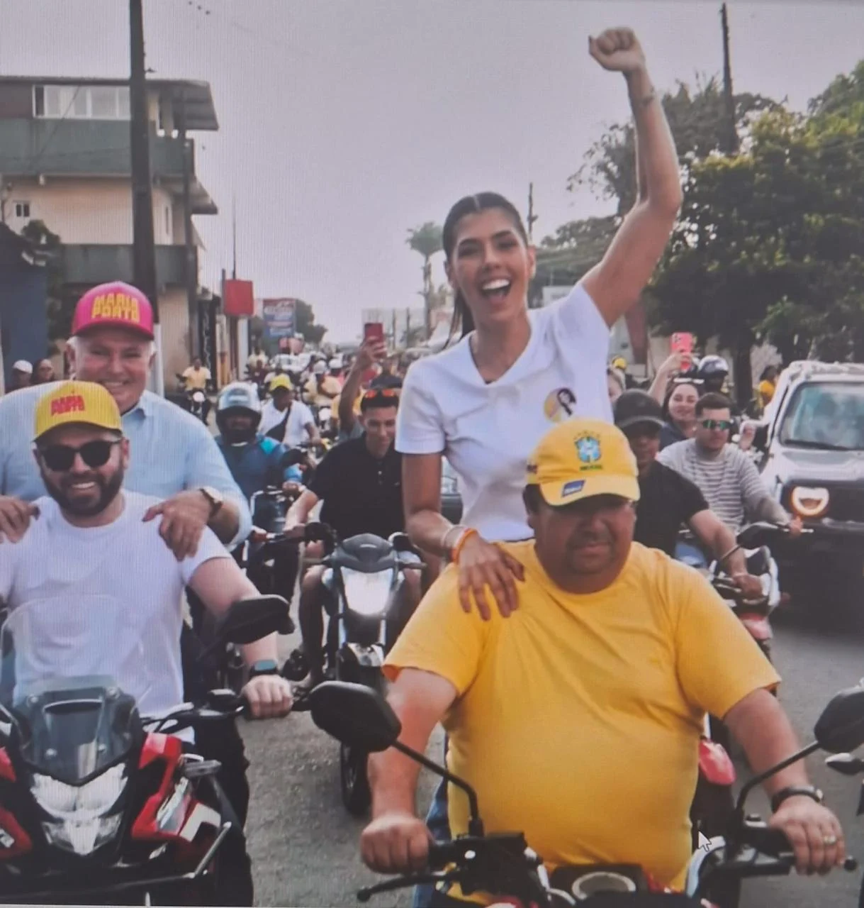 Maria Porto e Mateus Bezerra reúnem multidão pelas ruas de Bananeiras