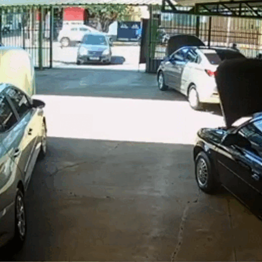 Carro invade loja e ‘estaciona’ em vaga após colisão