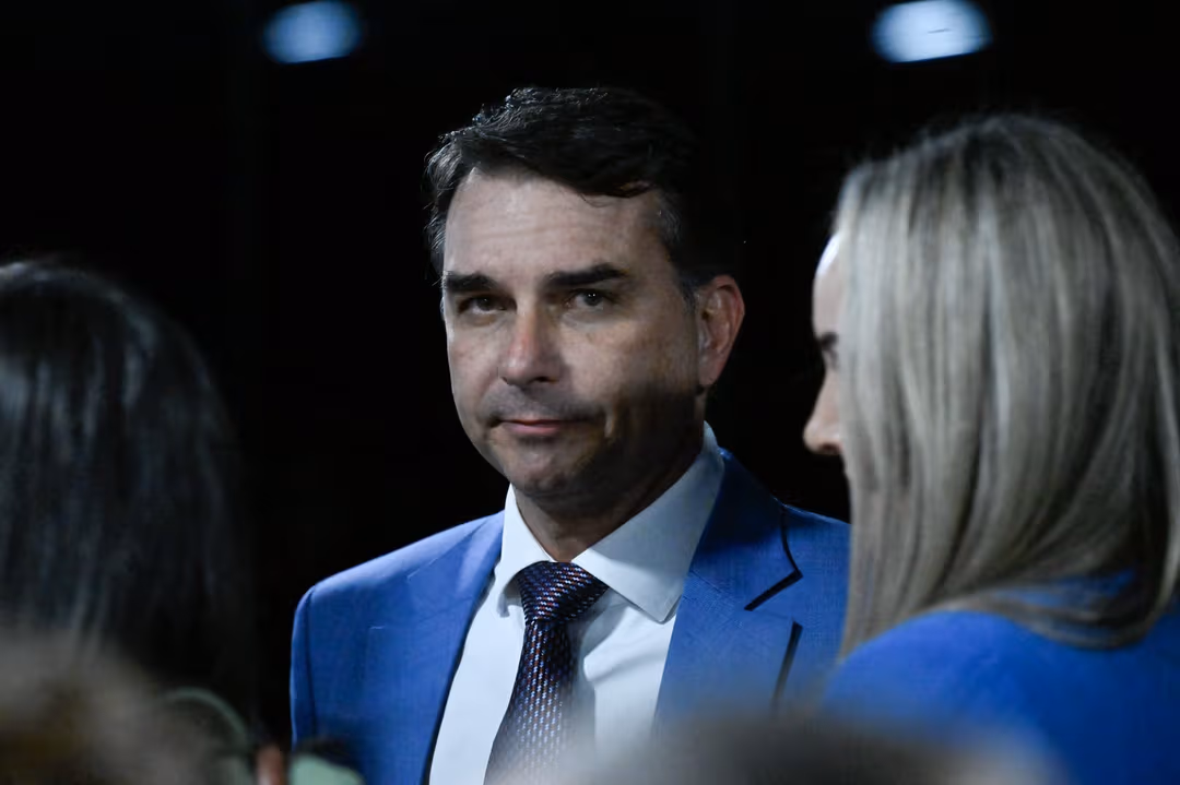 Flávio Bolsonaro critica ataque de candidatos de centro-direita