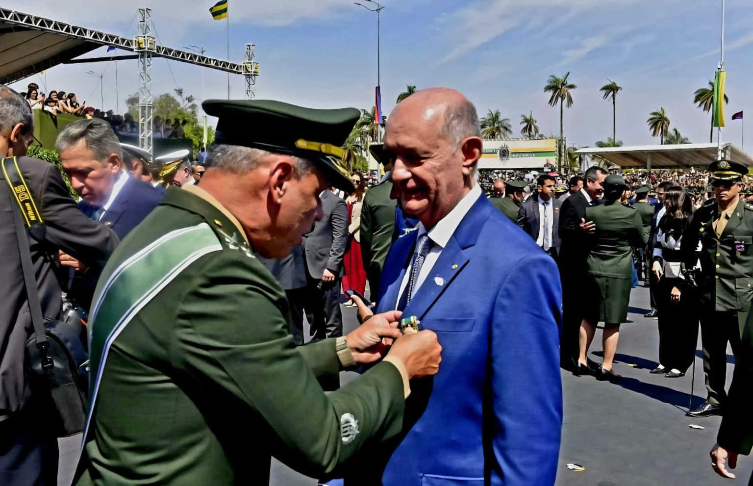 Desembargador Aluízio Bezerra recebe Medalha do Exército Brasileiro, em Brasília