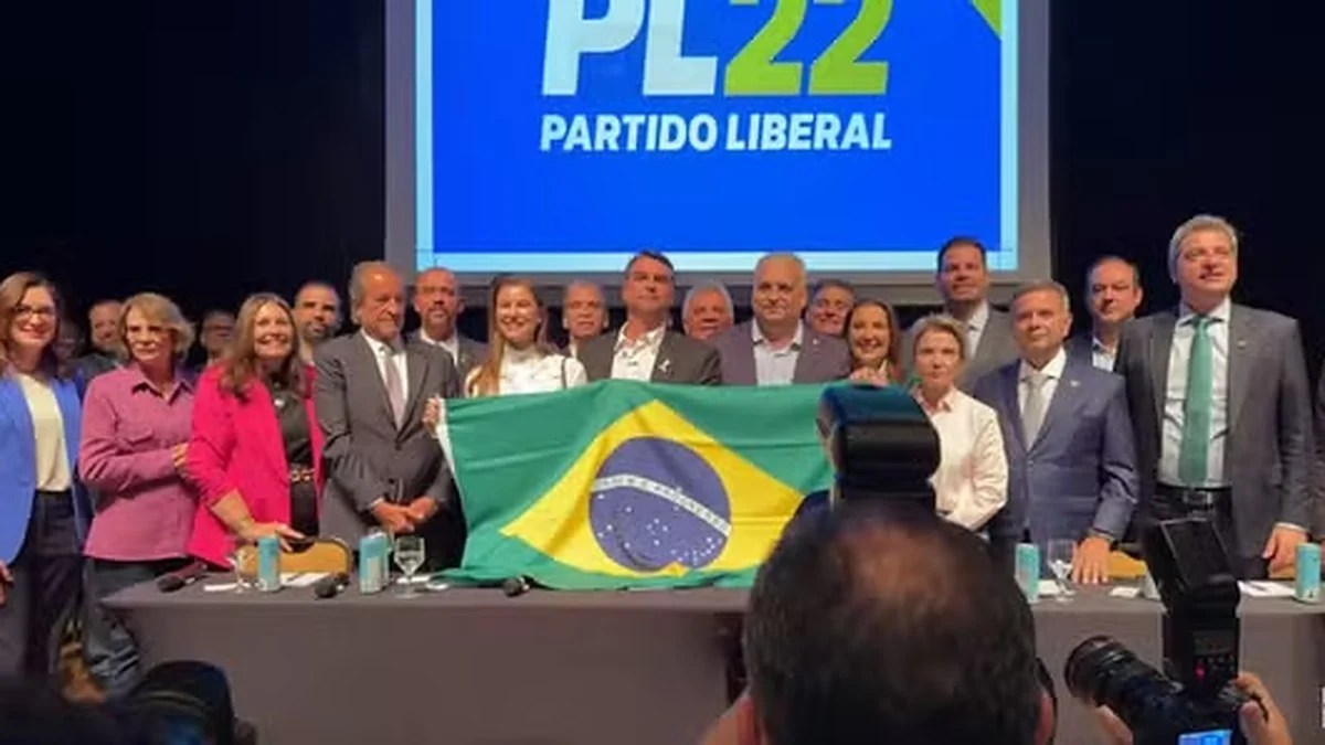 Flávio Bolsonaro anuncia deputado como vice