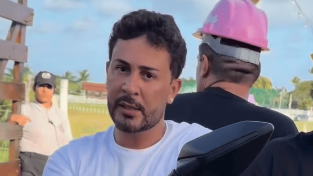 Carlinhos Maia se irrita e expulsa fãs acampados de seu rancho