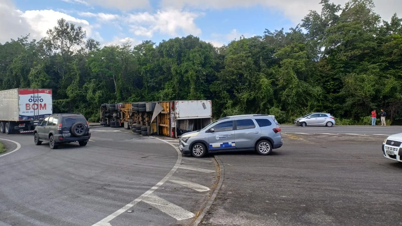 Carreta tomba e bloqueia duas faixas da BR-230, na Grande João Pessoa