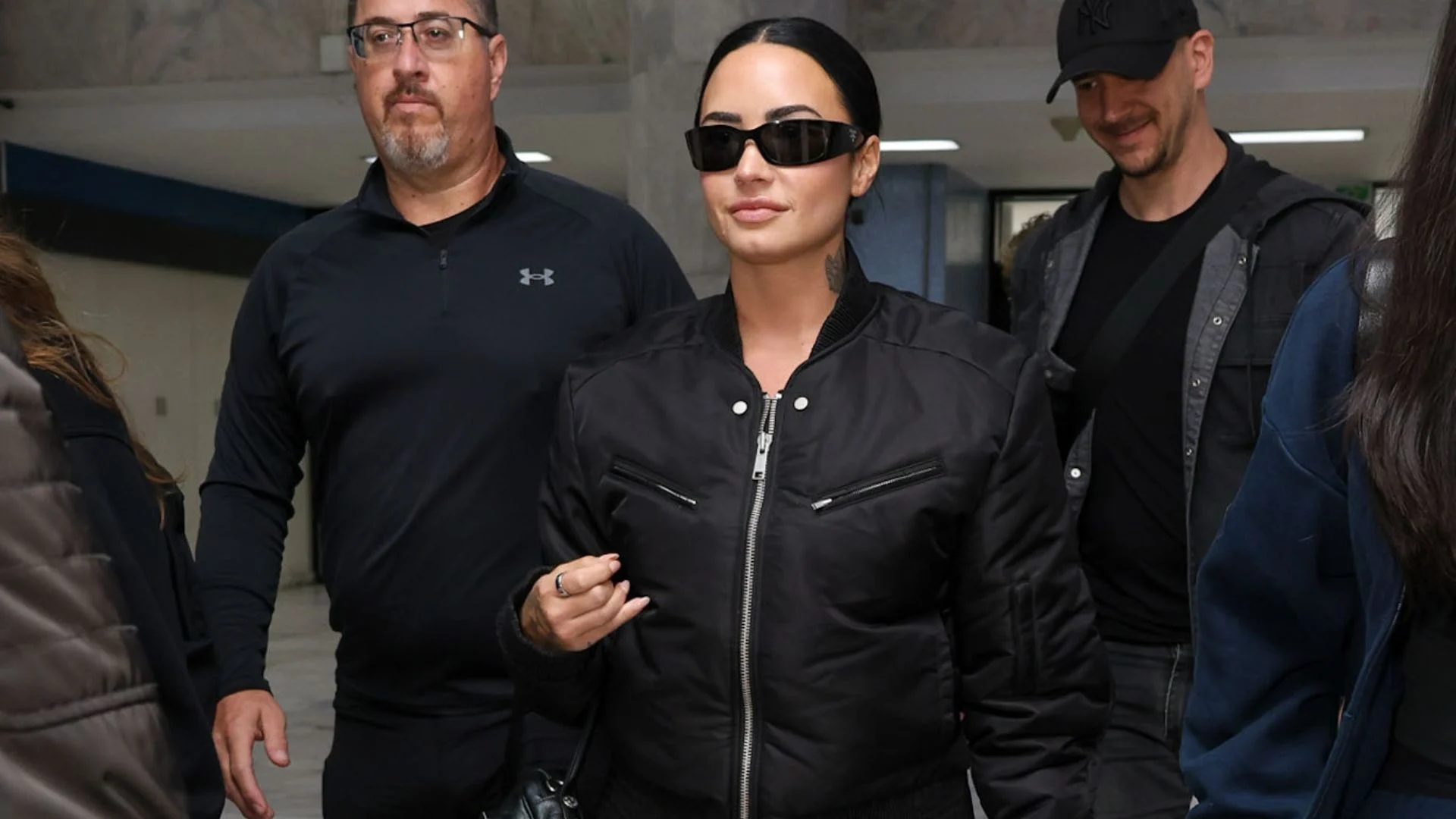 Demi Lovato atende fãs ao chegar no aeroporto Santos Dumont