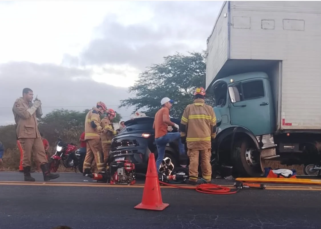 Colisão entre caminhão e carro deixa dois mortos na Paraíba