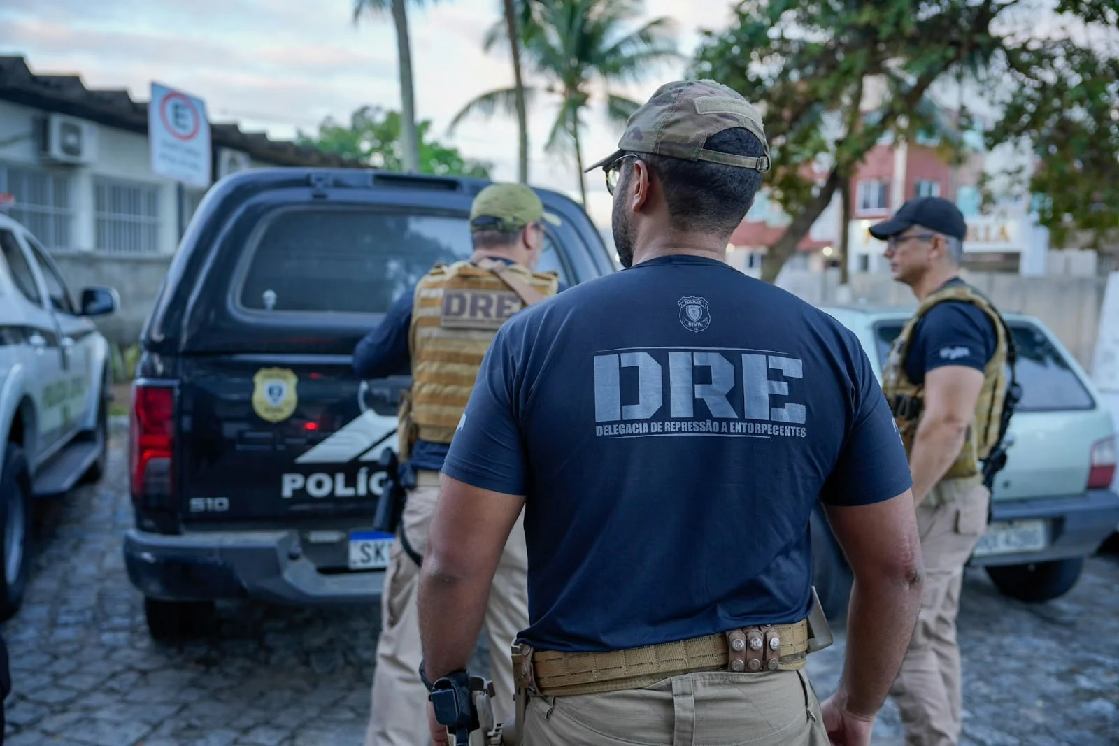 Secretária é alvo de operação contra facção criminosa que expulsava famílias