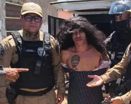 Suspeito de homicídios é preso disfarçado de mulher com criança no colo