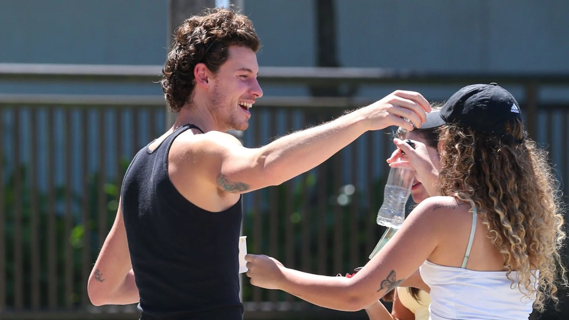 Shawn Mendes atende fãs durante passeio na orla do Rio