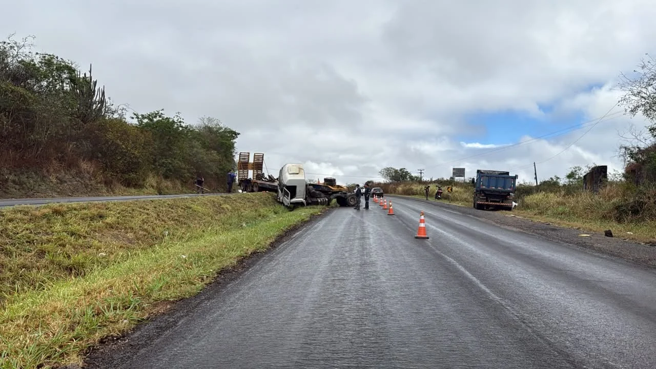 Motorista fica ferido após caminhão tombar na BR-230 em Campina Grande