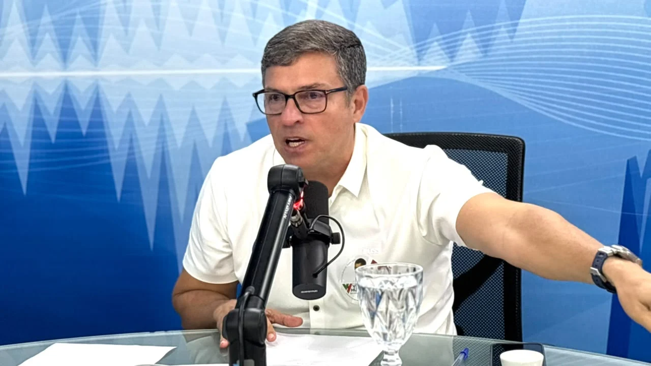 Vitor Hugo chora ao vivo e culpa vereador ligado a traficante por inelegibilidade