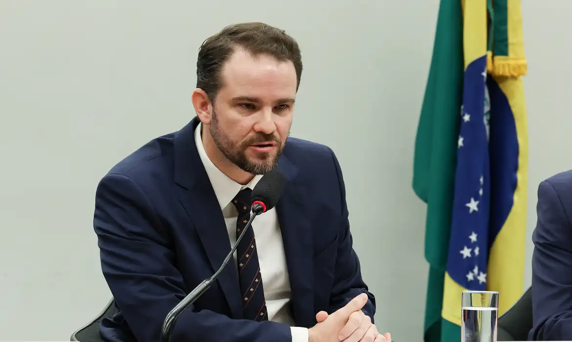 Durigan diz que financiador de Dark Horse recebeu dinheiro do crime