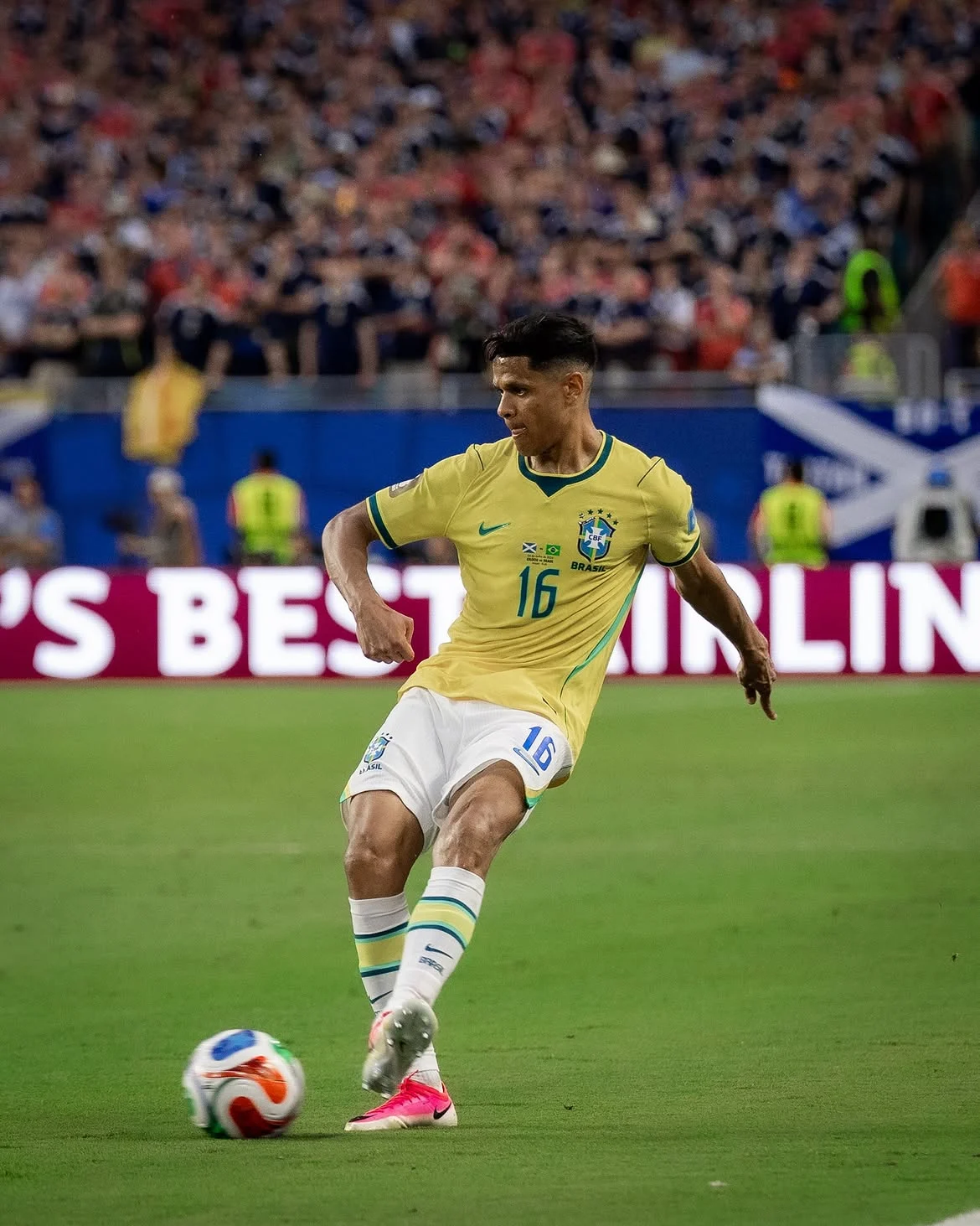 Ancelotti convoca Douglas Santos para últimos jogos do Brasil em 2026