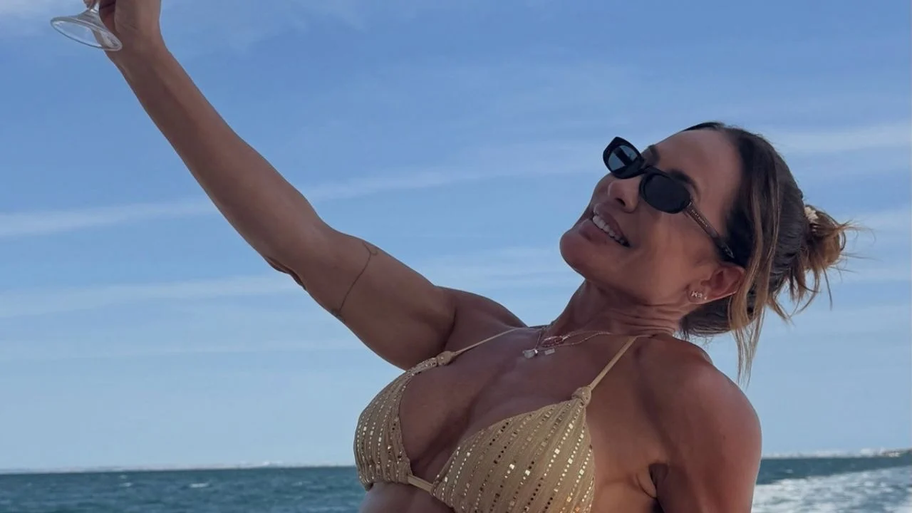 Scheila Carvalho faz 53 anos com festa no barco ao lado de Carla Perez